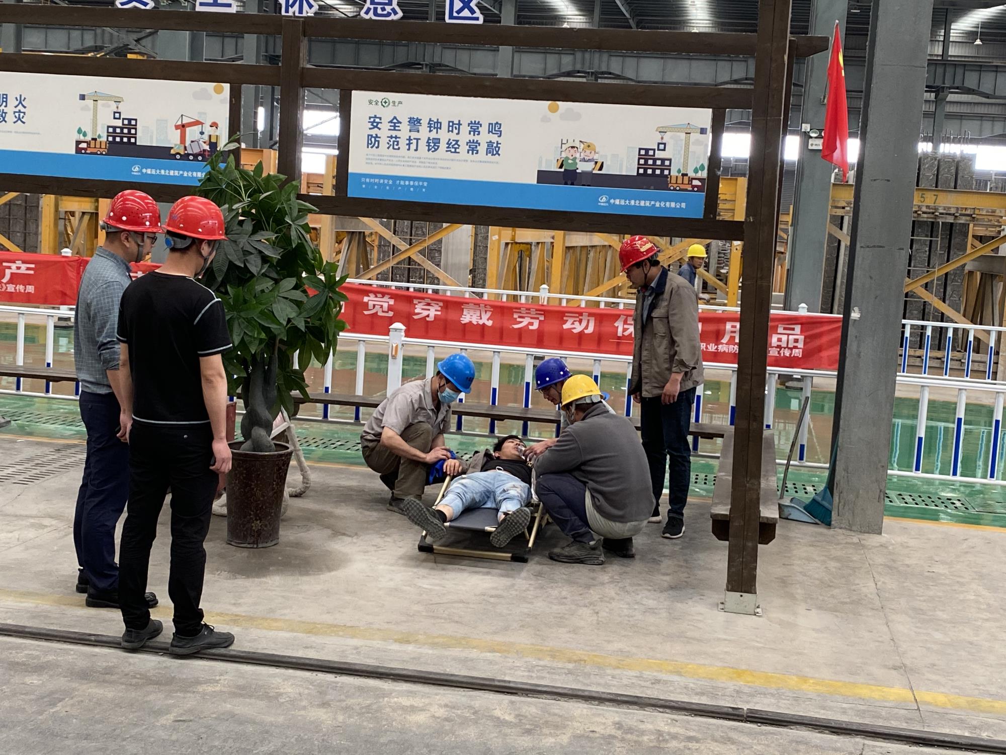 開(kāi)展各類(lèi)安全應(yīng)急演練1.jpg 開(kāi)展各類(lèi)安全應(yīng)急演練1.jpg