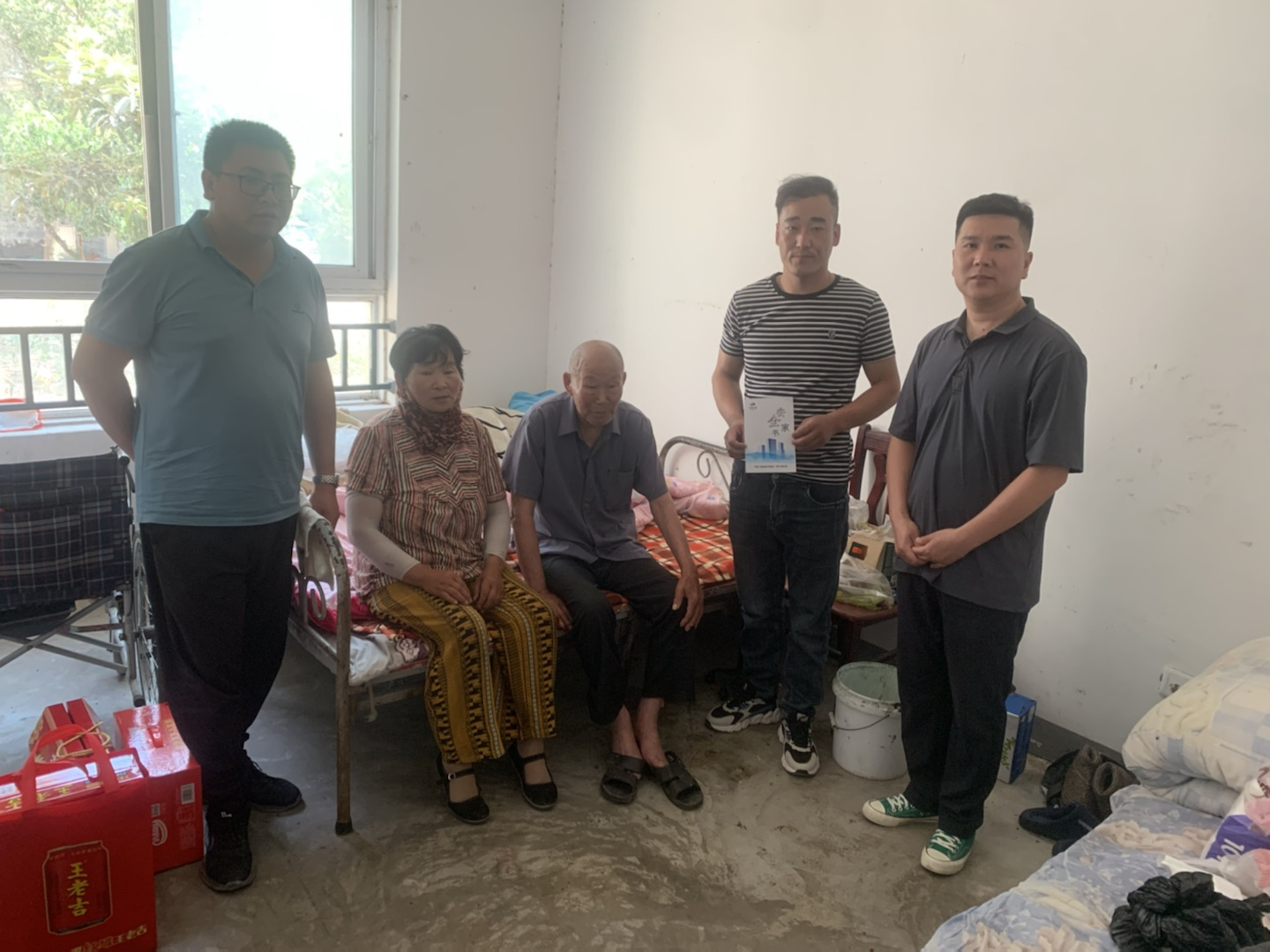 開(kāi)展“進(jìn)門(mén)入戶(hù)送安全”慰問(wèn)活動(dòng).png 開(kāi)展“進(jìn)門(mén)入戶(hù)送安全”慰問(wèn)活動(dòng).png